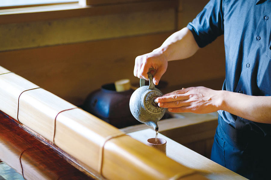 お茶を入れる様子