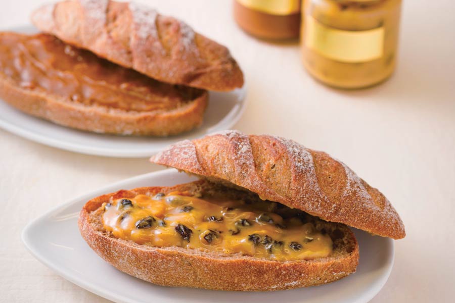 コンフィチュールを挟んだコッペパン