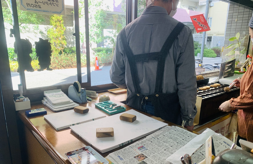 大判焼きを焼いている店先の様子