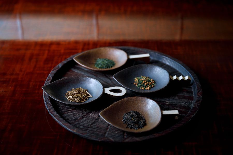 お盆にのった4種類の茶葉