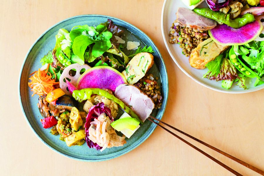 色とりどりの前菜がのったごはん