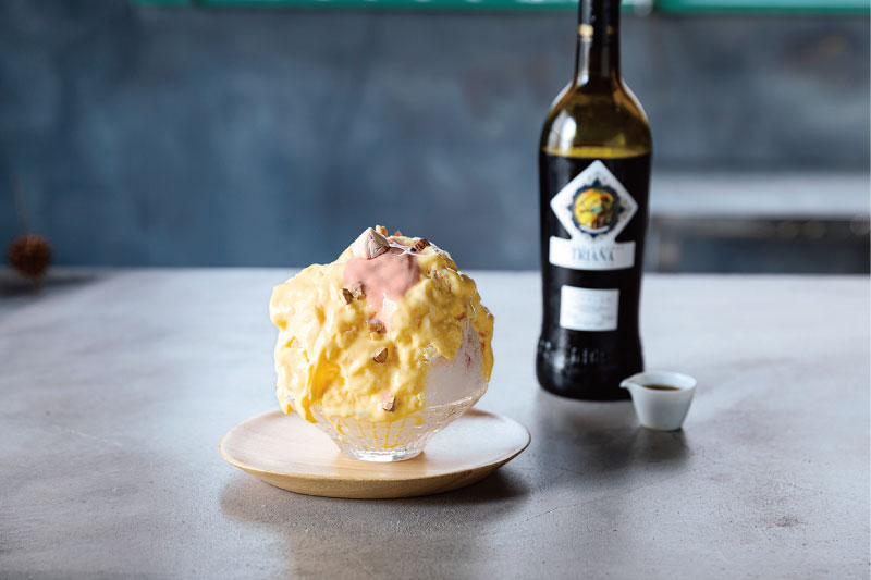 クリーム色にピンクが少し入った春らしいかき氷