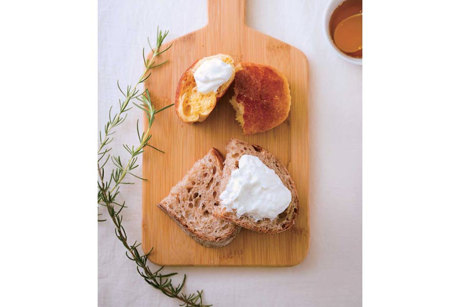 フレッシュチーズが乗ったパン