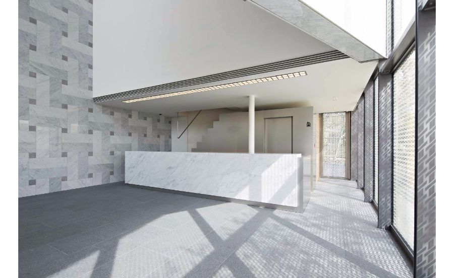 福田美術館のエントランスロビー