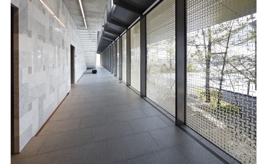 福田美術館の渡り廊下