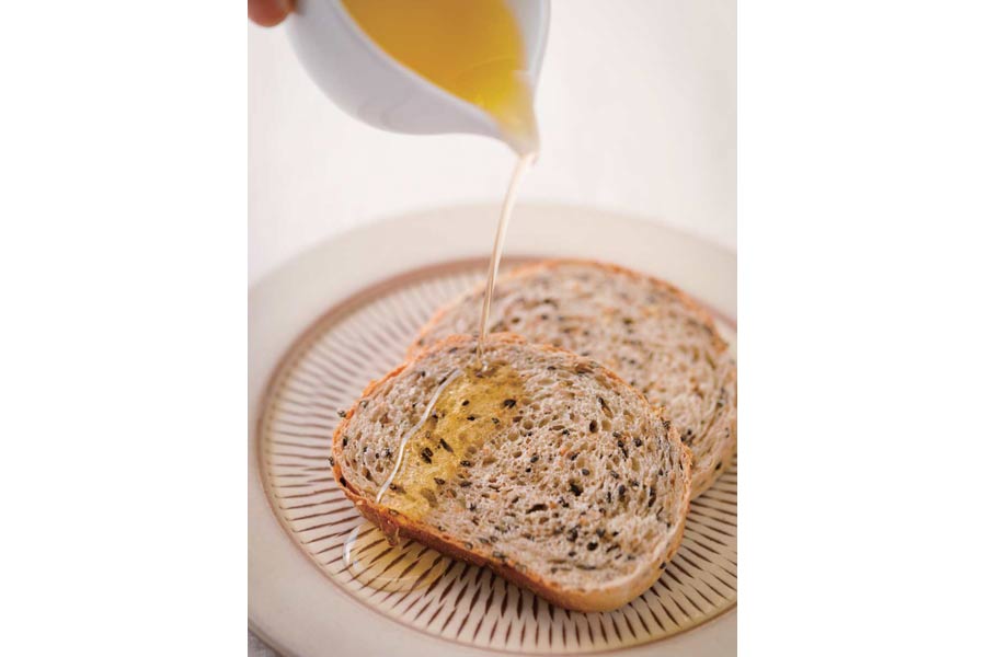 ごま油が垂れたゴマのパン