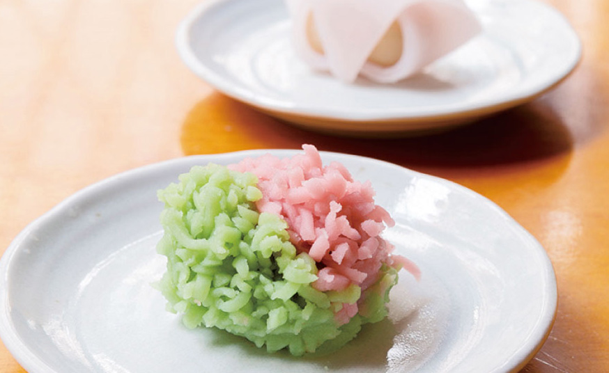 桜色に色づいたきんとんと求肥