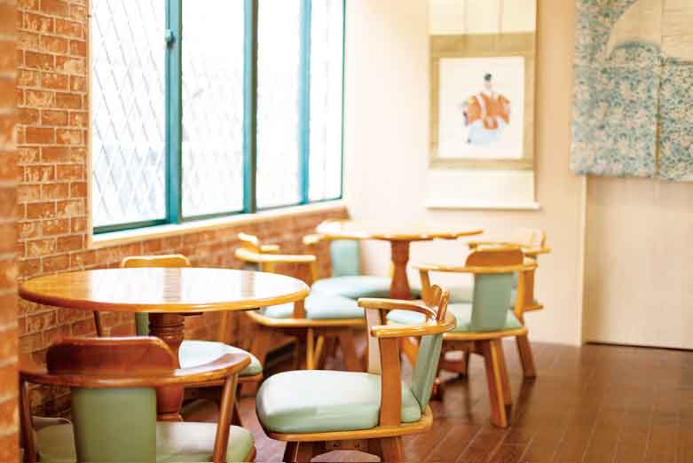 掛け軸などがかかった甘楽花子の店内