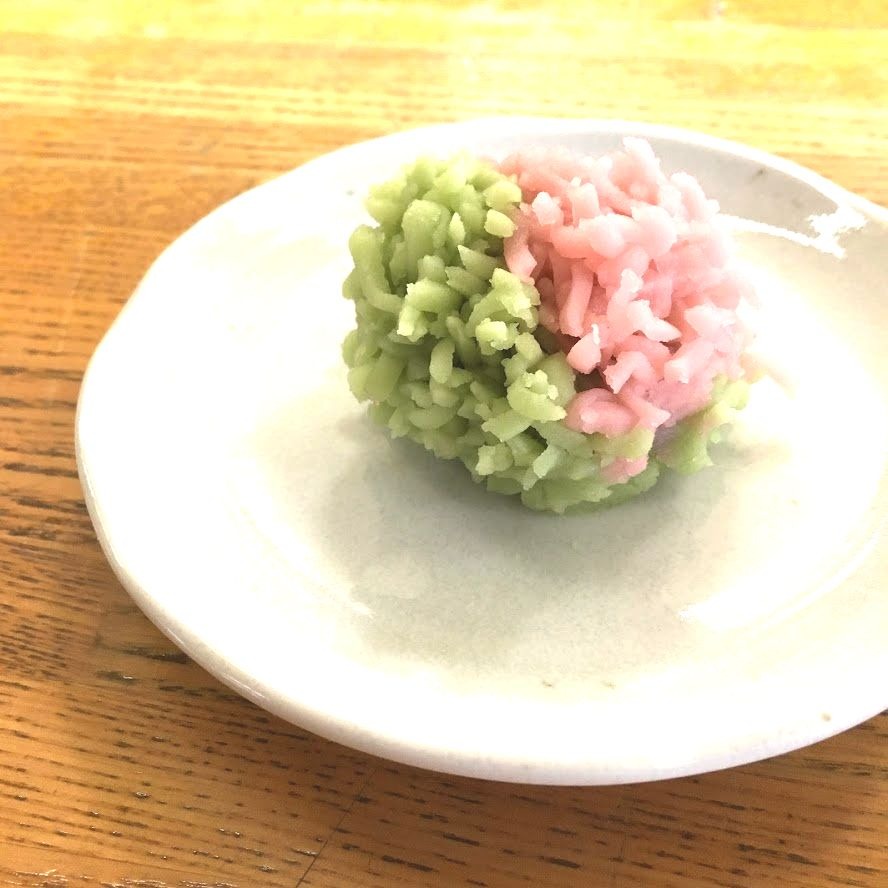 柳と桜をイメージしたきんとん