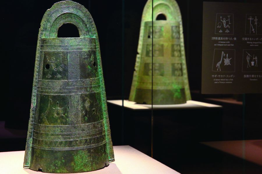 弥生時代の暮らしが線画で描かれた絵画銅鐸