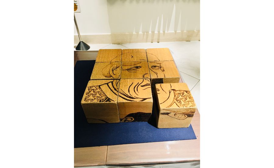 歴史上の人物が描かれた木製パズル