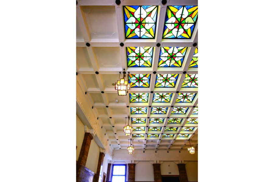 天井を彩るステンドグラス