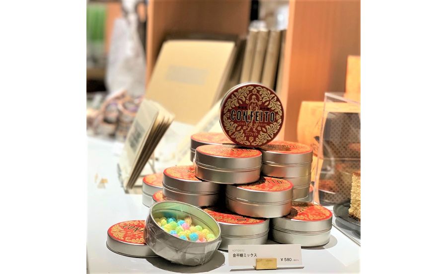 銀色の缶に入ったカラフルな金平糖