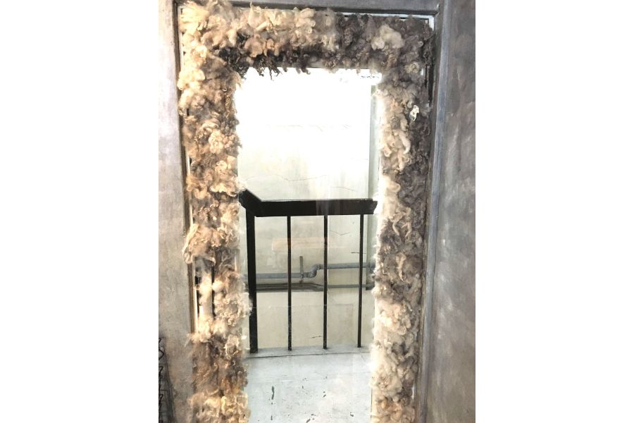 扉の内側は羊の毛がもこもこに