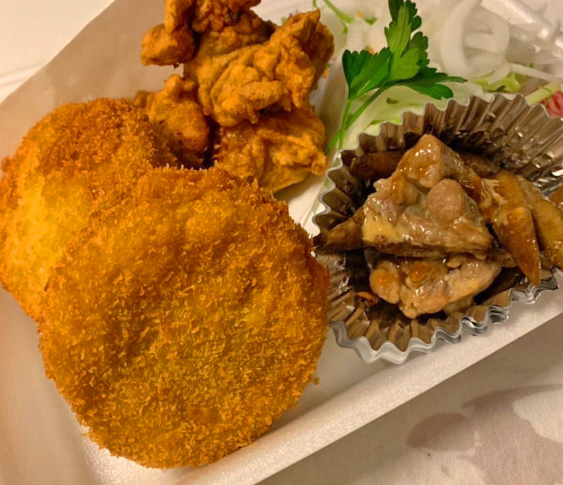 大きなコロッケと鶏肉のしょうが煮は入った弁当