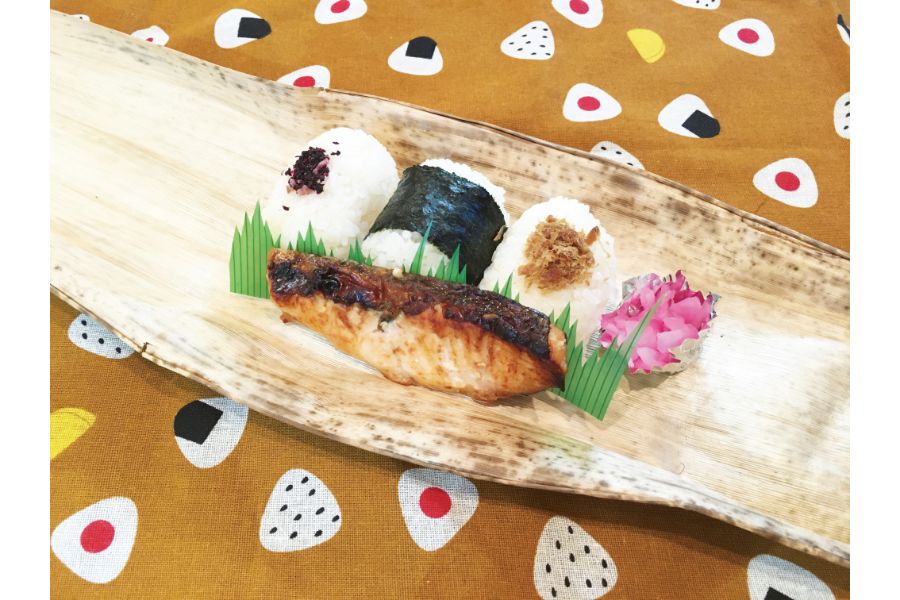 おむすびと鮭のお弁当