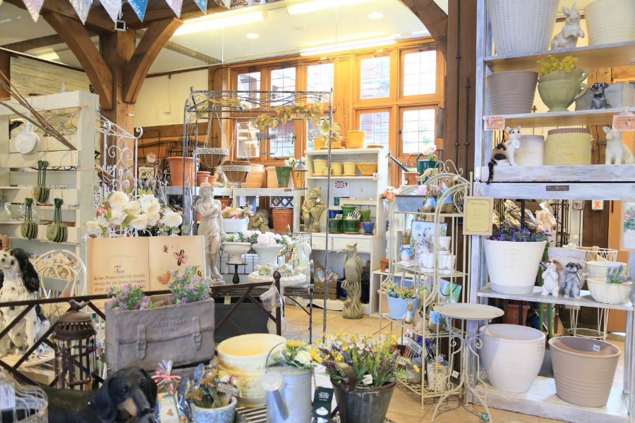 所狭しと並べられたガーデニングのための道具やアイテム