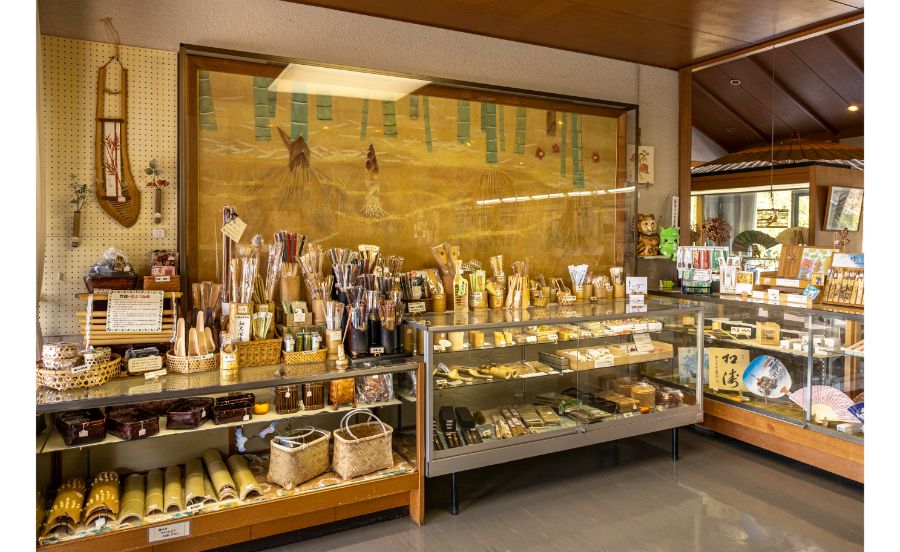 竹の資料館内のお土産ショップ