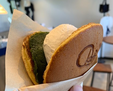 コーヒーと一緒に注文できる抹茶餡とクリームのどら焼き