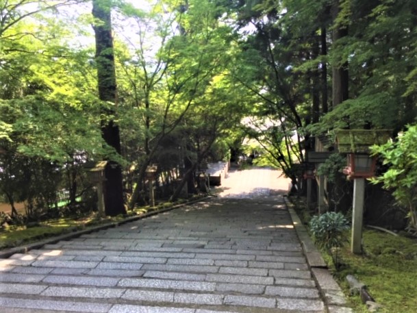 法輪寺の本殿まで続く長い石段