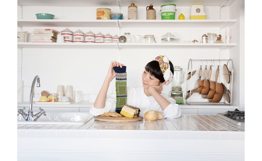 靴下を持つ女性