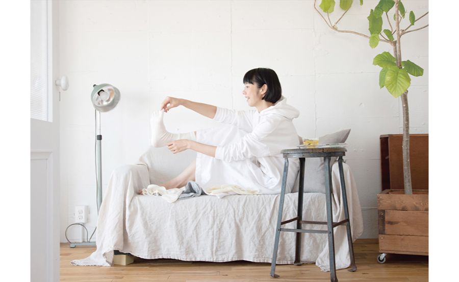 靴下をはく女性