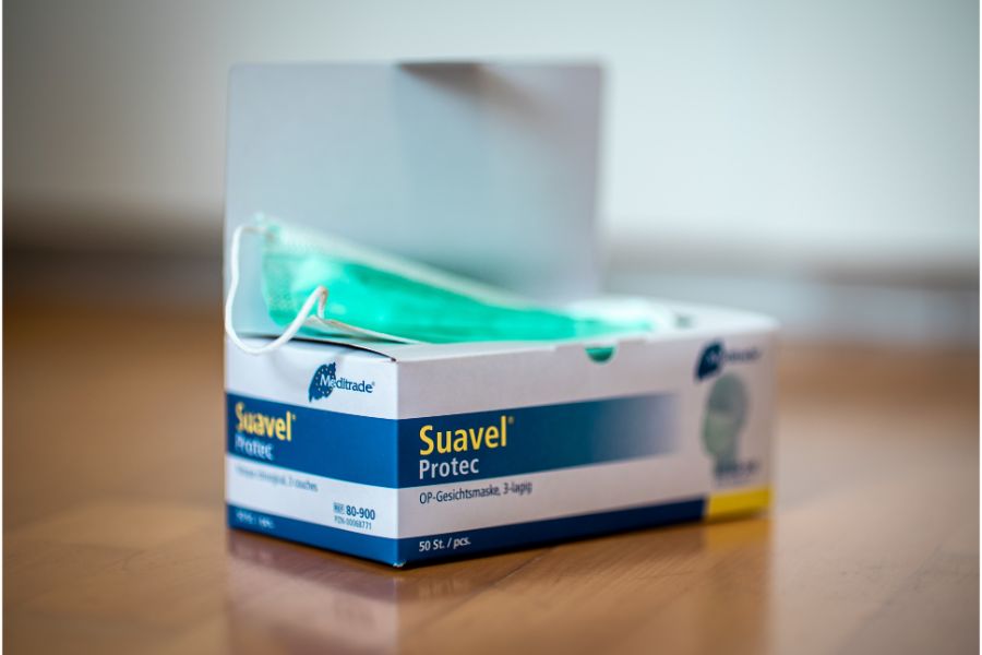 箱入りの青色マスクの箱が開いた状態