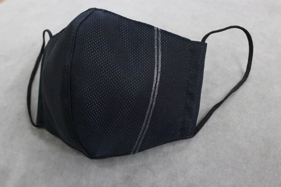 黒地にシルバーラインのデザインの西陣織マスク 