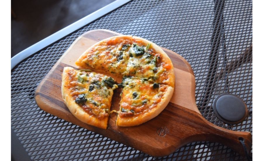 自家製ミートソースとチーズで焼き上げたピザ