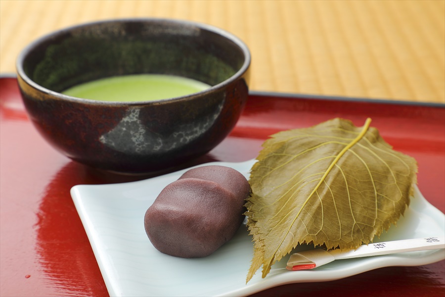 嵐山の名物桜餅と抹茶