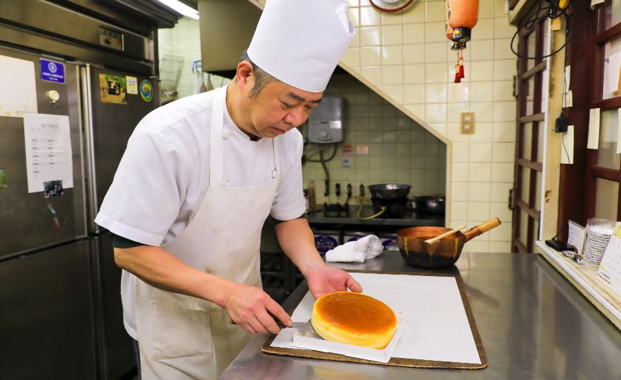 作業するパティシエ