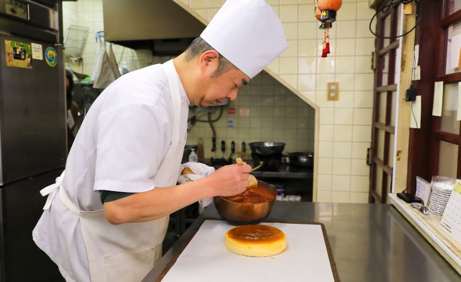 作業するパティシエ