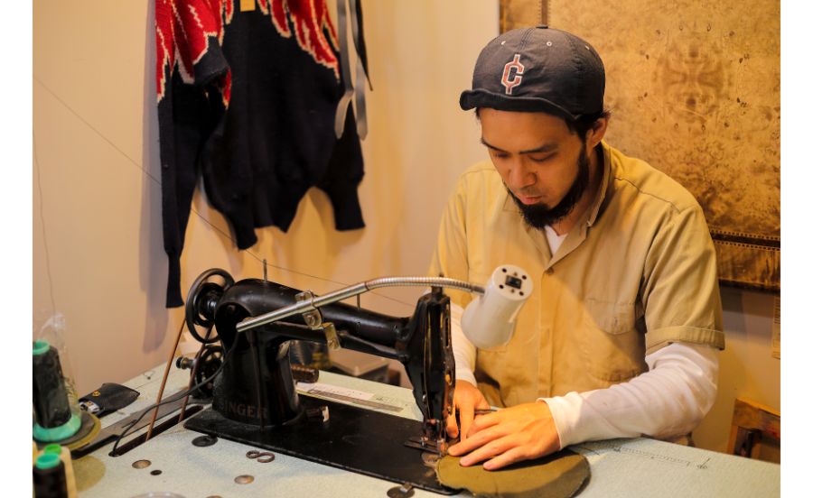 ミシンを使っているシーン