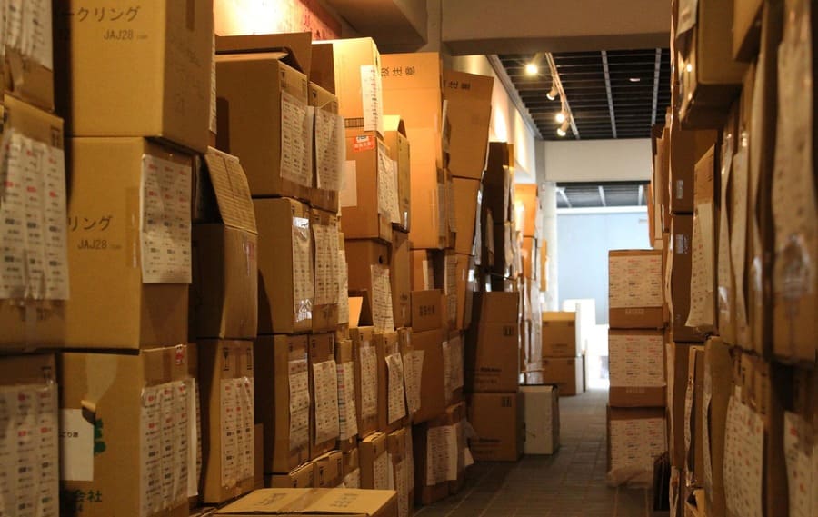 倉庫に積み上げられた梅酒が入ったダンボール