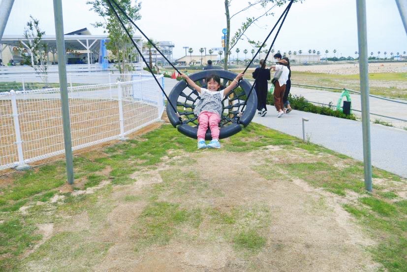 ブランコで遊ぶ子ども