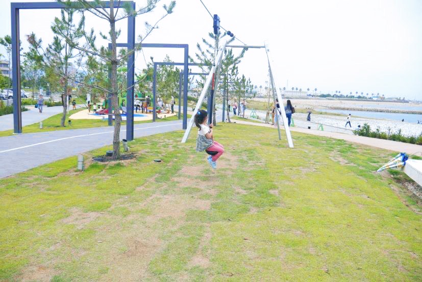 ロープにぶら下がる子ども