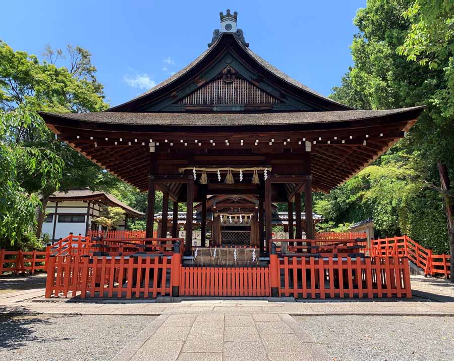 建勲神社の舞殿の奥に見える本殿
