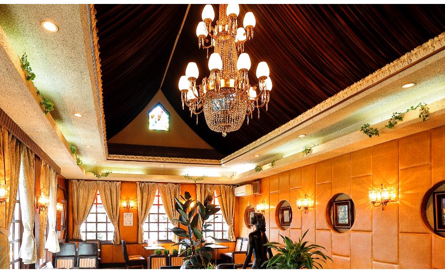 シャンデリアのある内観