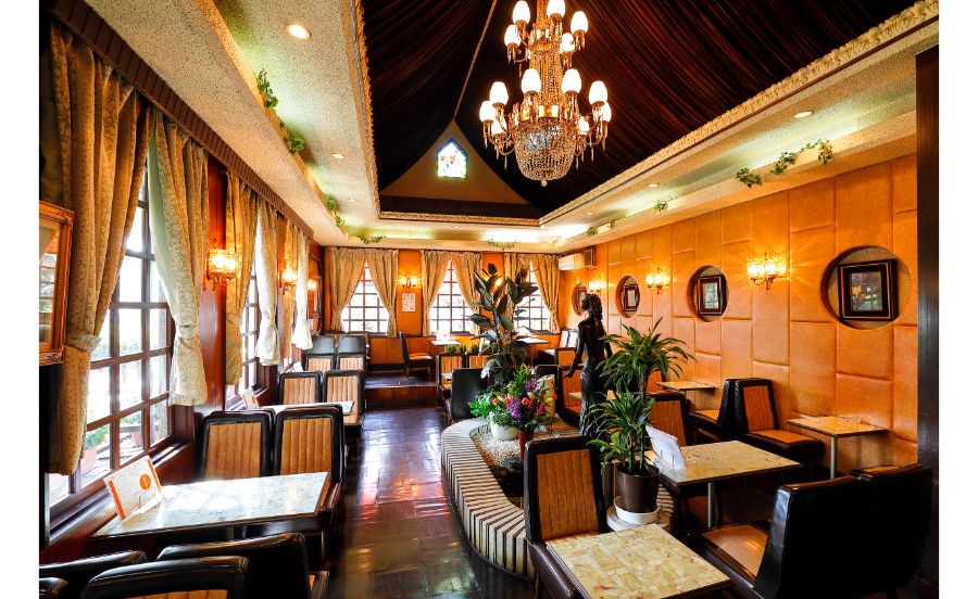 シャンデリアのある喫茶店