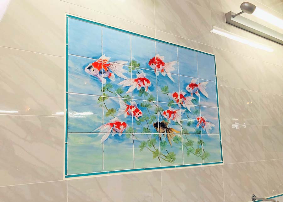 優雅に泳ぐ金魚を描いた女湯のタイル