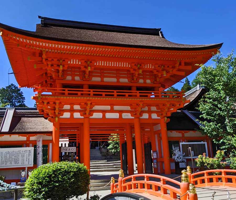 上賀茂神社の本殿前に建つ朱塗りの門