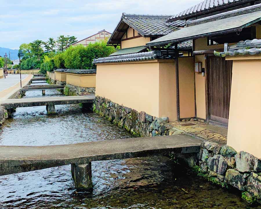 昔ながらの風景をとどめる社家の街