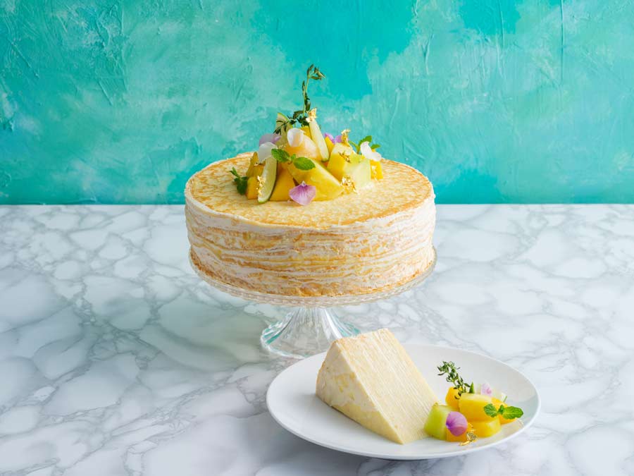 トロピカルなフルーツがトッピングされたミルクレープ