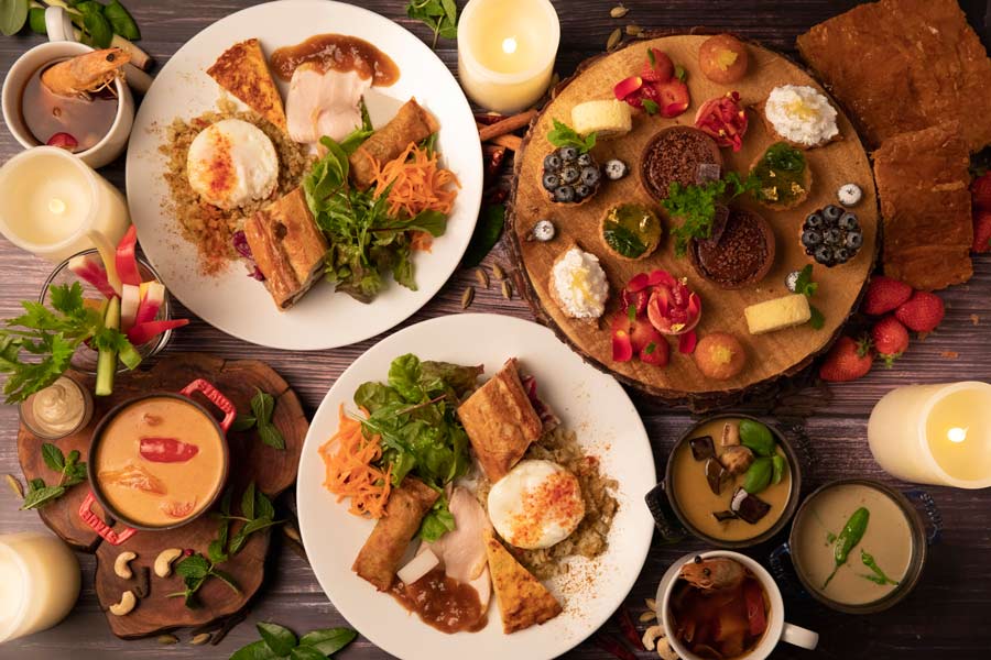 テーブルいっぱいに並べられたフード