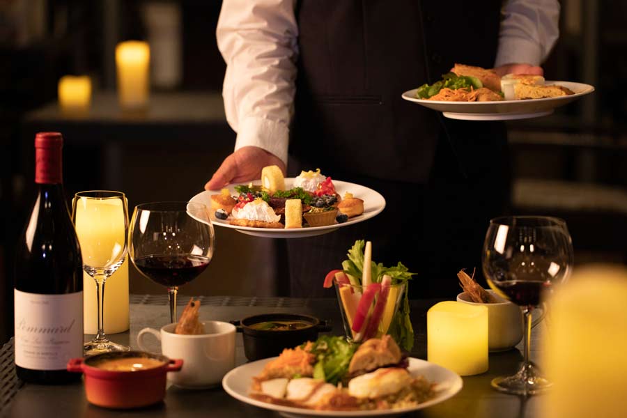 ウェイターに提供される料理