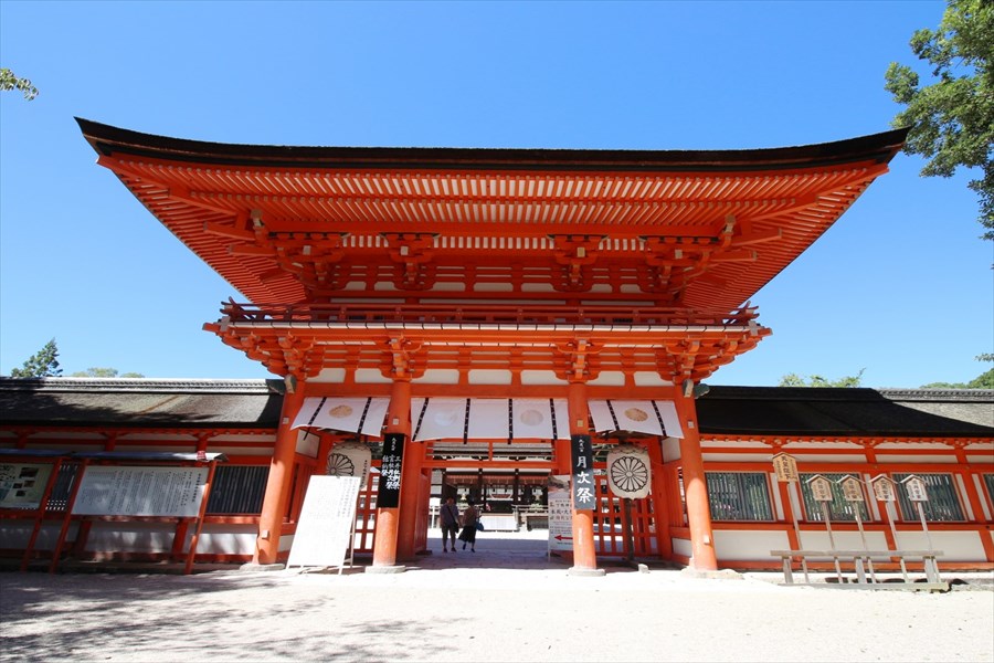堂々とそびえる下鴨神社の楼門