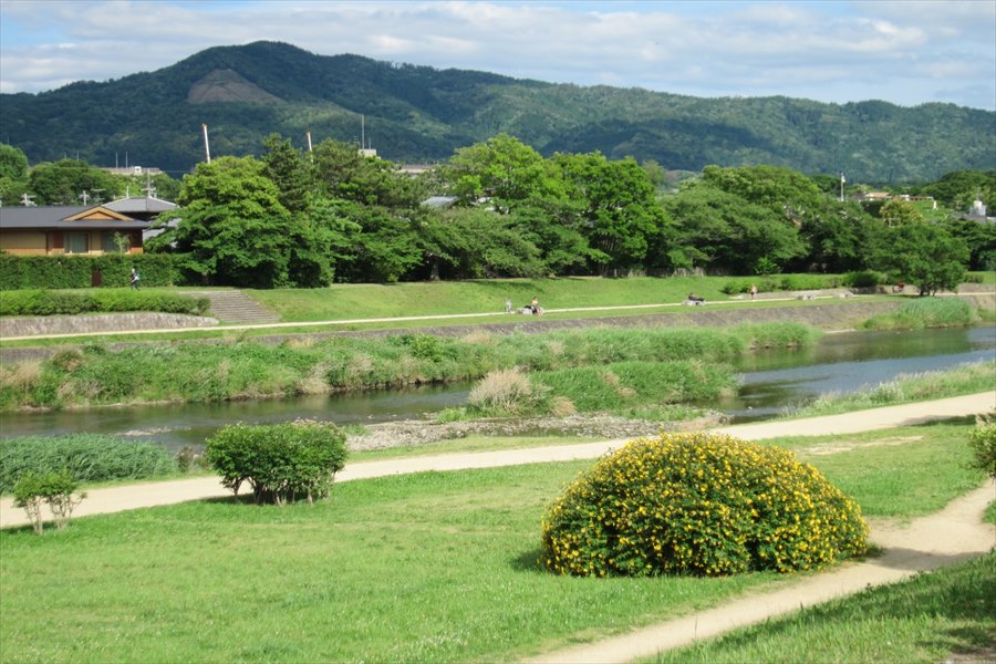 鴨川河川敷から見る大文字山