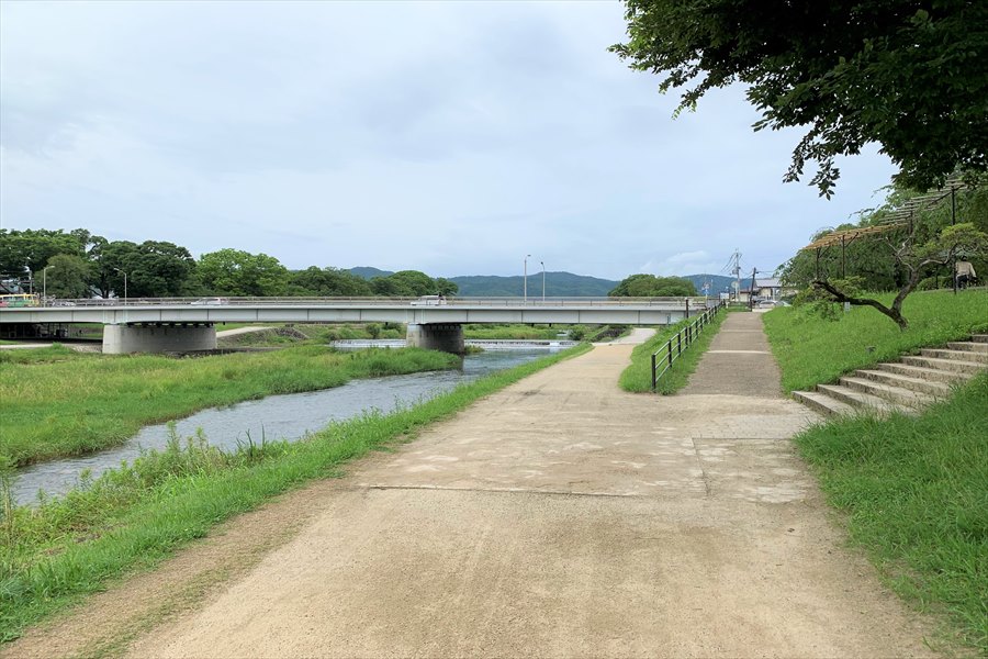 北山通りと交差する鴨川河川敷