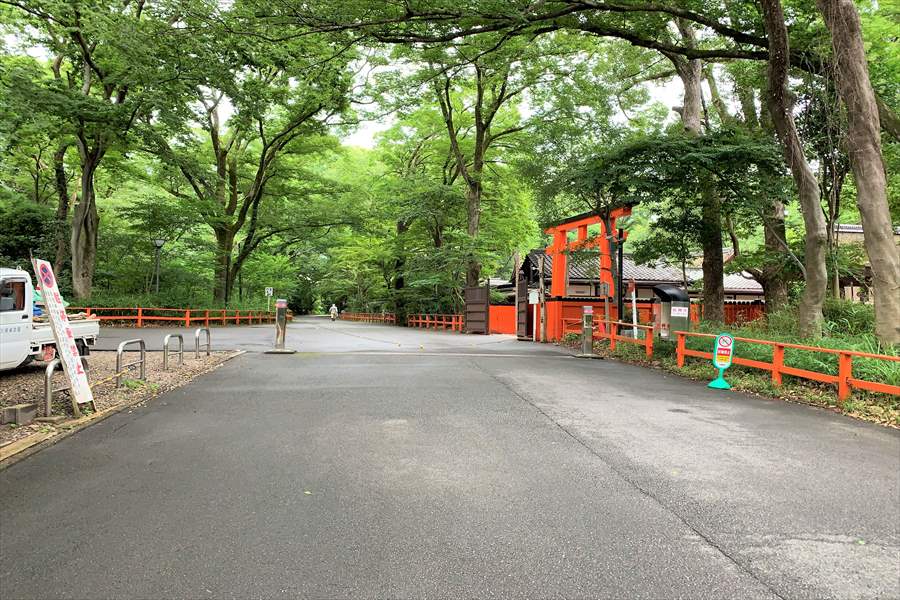 下鴨神社の駐輪場の入り口にあたる河合神社の横