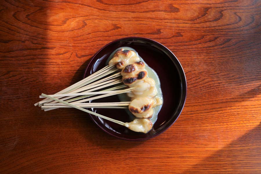 白みそとしょうゆでいただくあぶり餅